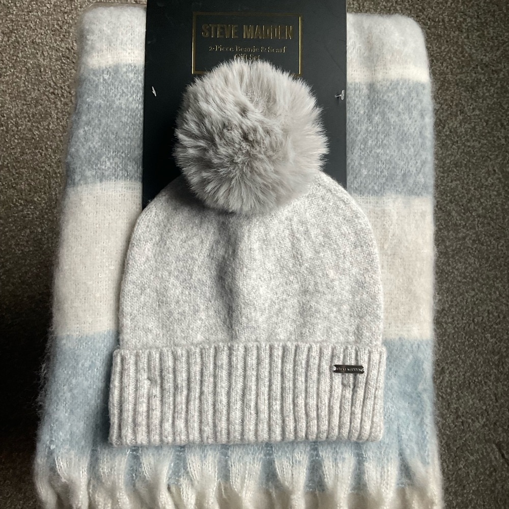 Steve Madden Gray Pom-Pom Beanie